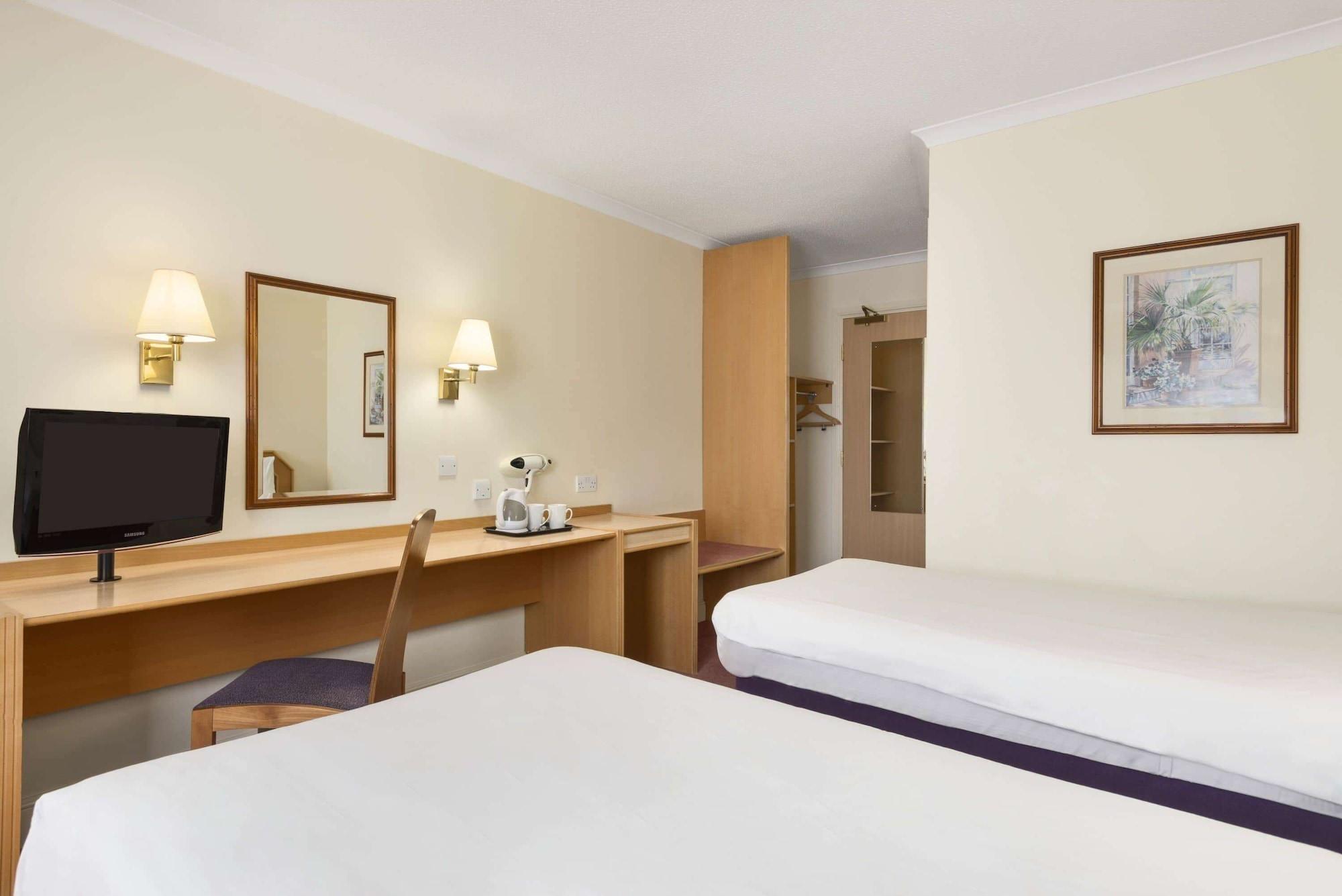 Super 8 By Wyndham Chester East Zewnętrze zdjęcie