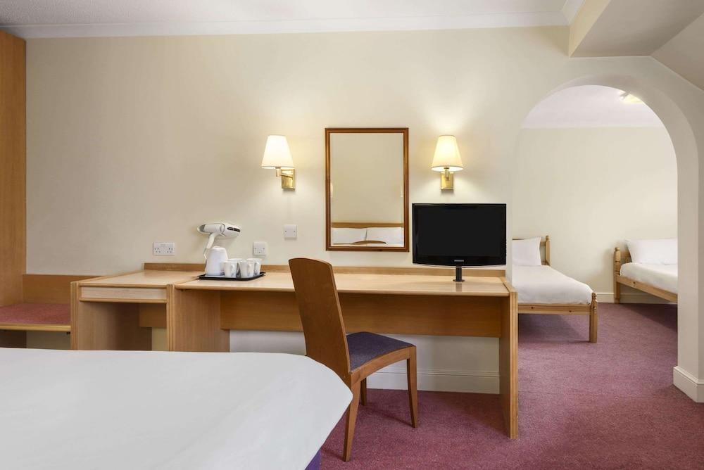 Super 8 By Wyndham Chester East Zewnętrze zdjęcie