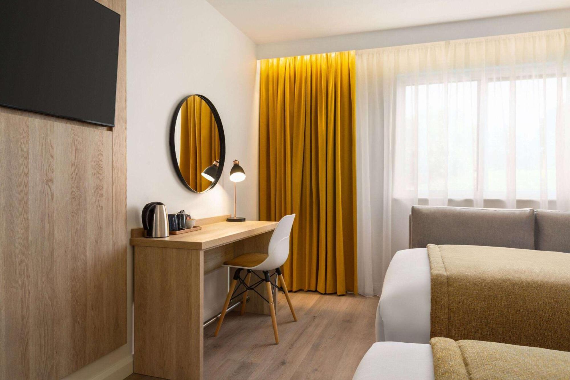 Super 8 By Wyndham Chester East Zewnętrze zdjęcie