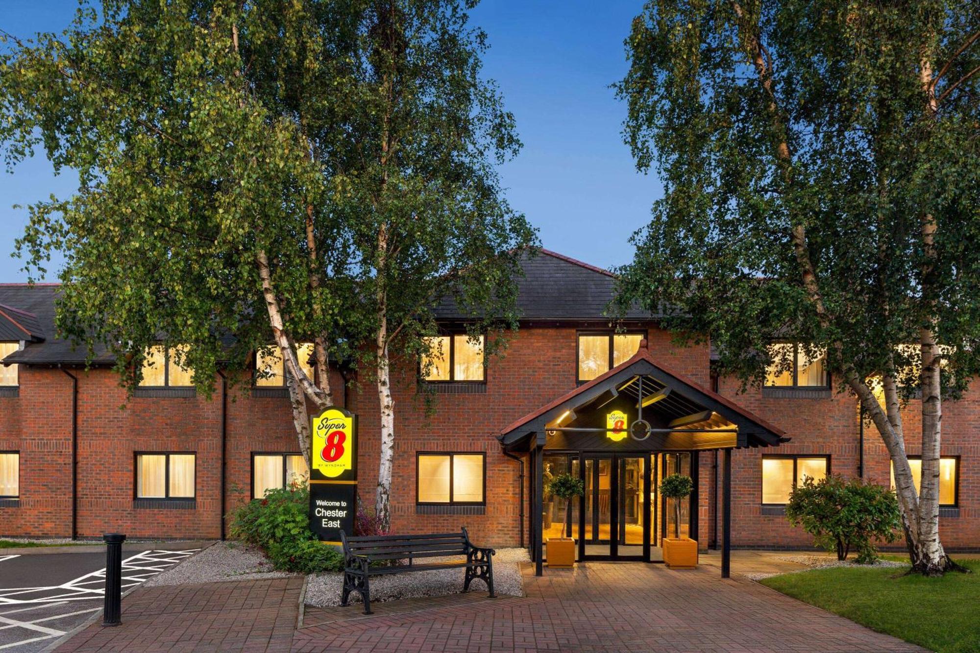 Super 8 By Wyndham Chester East Zewnętrze zdjęcie