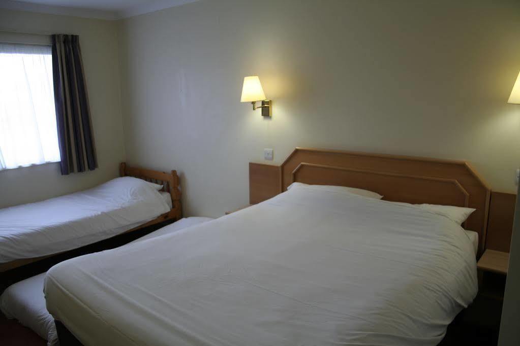 Super 8 By Wyndham Chester East Zewnętrze zdjęcie