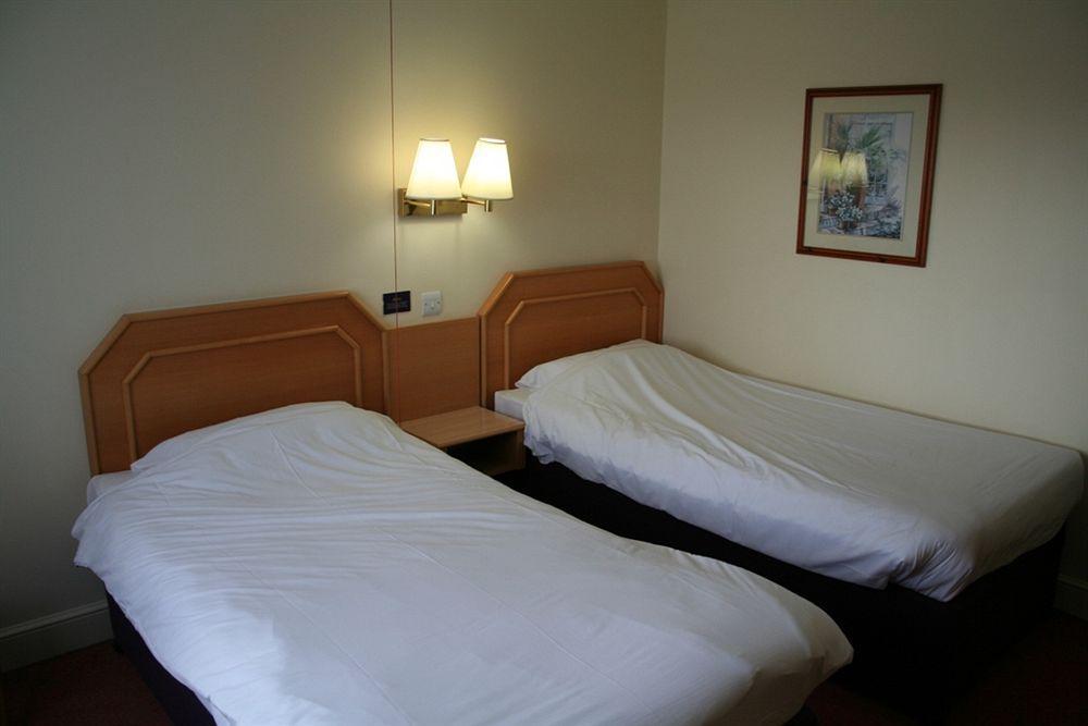 Super 8 By Wyndham Chester East Zewnętrze zdjęcie